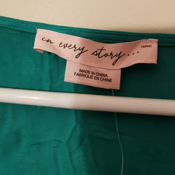 2/80$👙 NWT Cold Shoulder Wrap
Blouse 22 - Picture 6 of 12